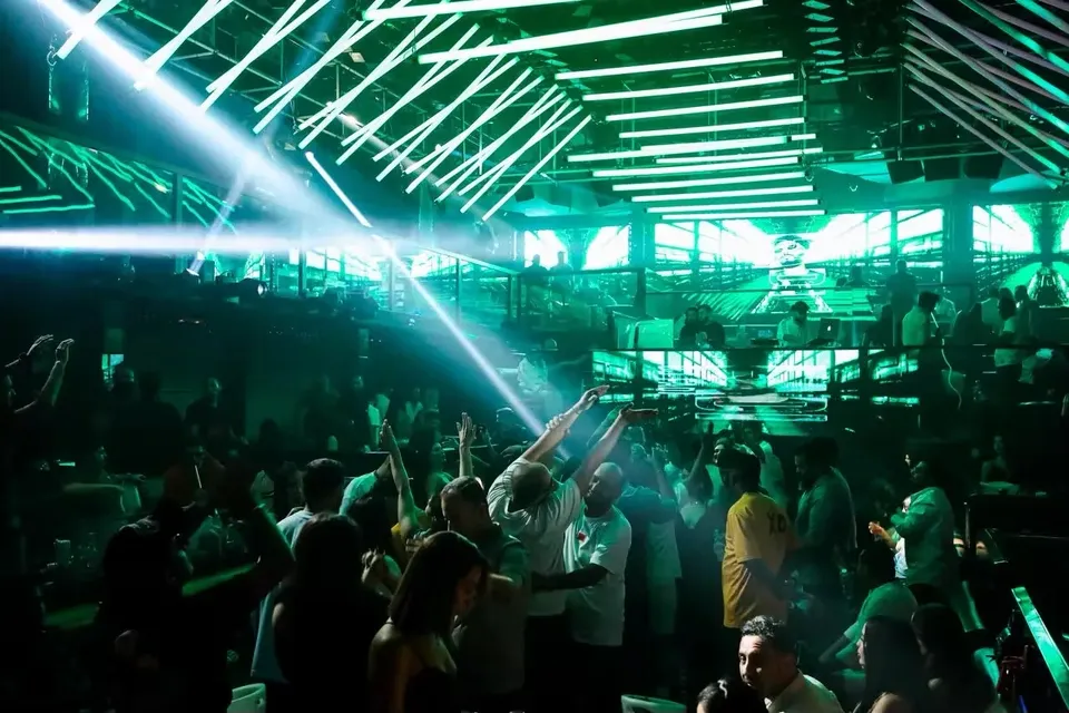 Green laser beams over a dancing crowd at XO Club Dubai